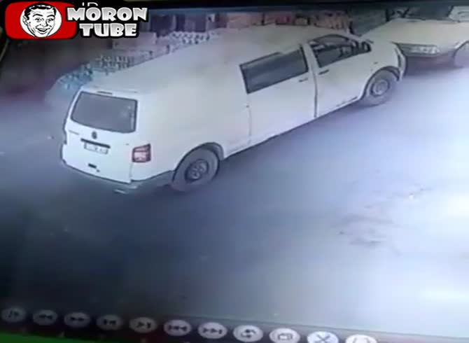 Video :A large collision in a van's rear